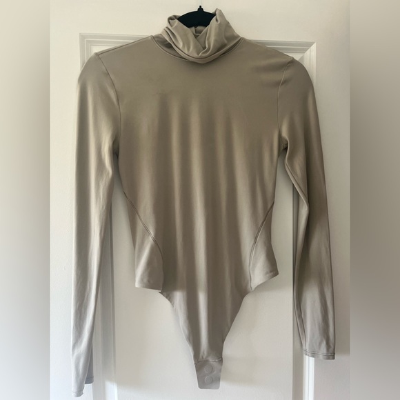 Lululemon wundermost nulu turtleneck bone/taupe Long Sleeve Bodysuit - Picture 1 of 4